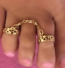Attached double toe rings with hugs amnd kisses chains one size